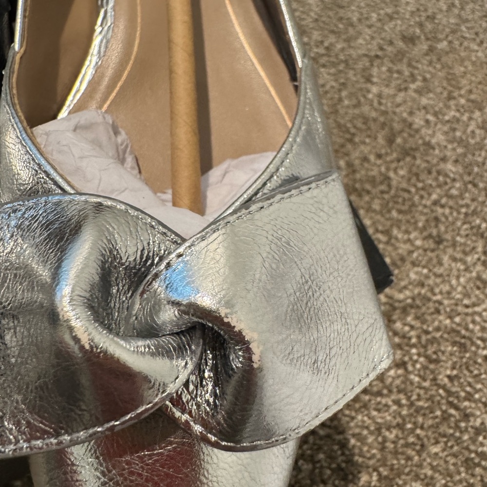Naturalizer Metallic Silver Bow Flats - Picture 4 of 4